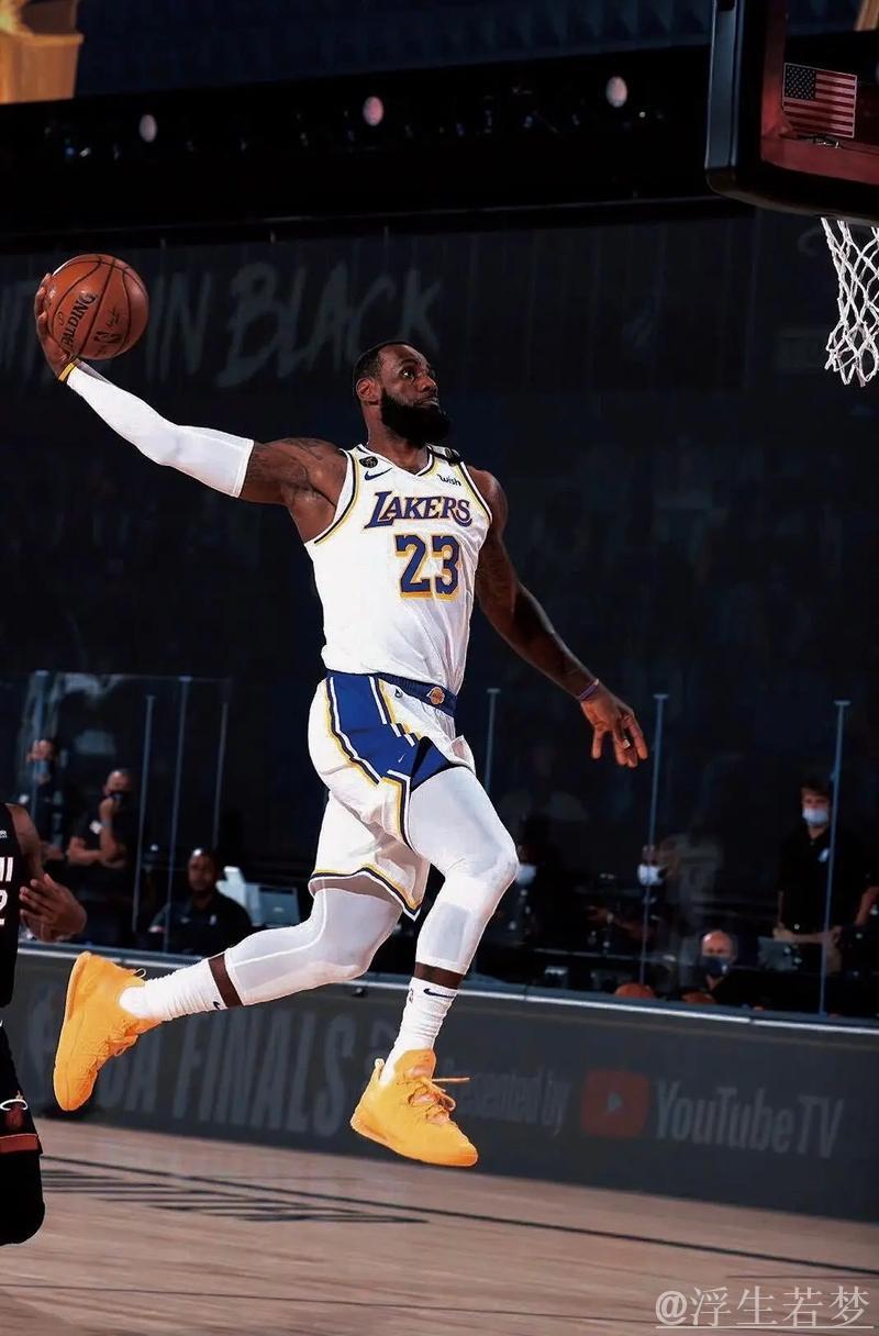 东契奇巧妙击地传球 詹姆斯双手暴扣